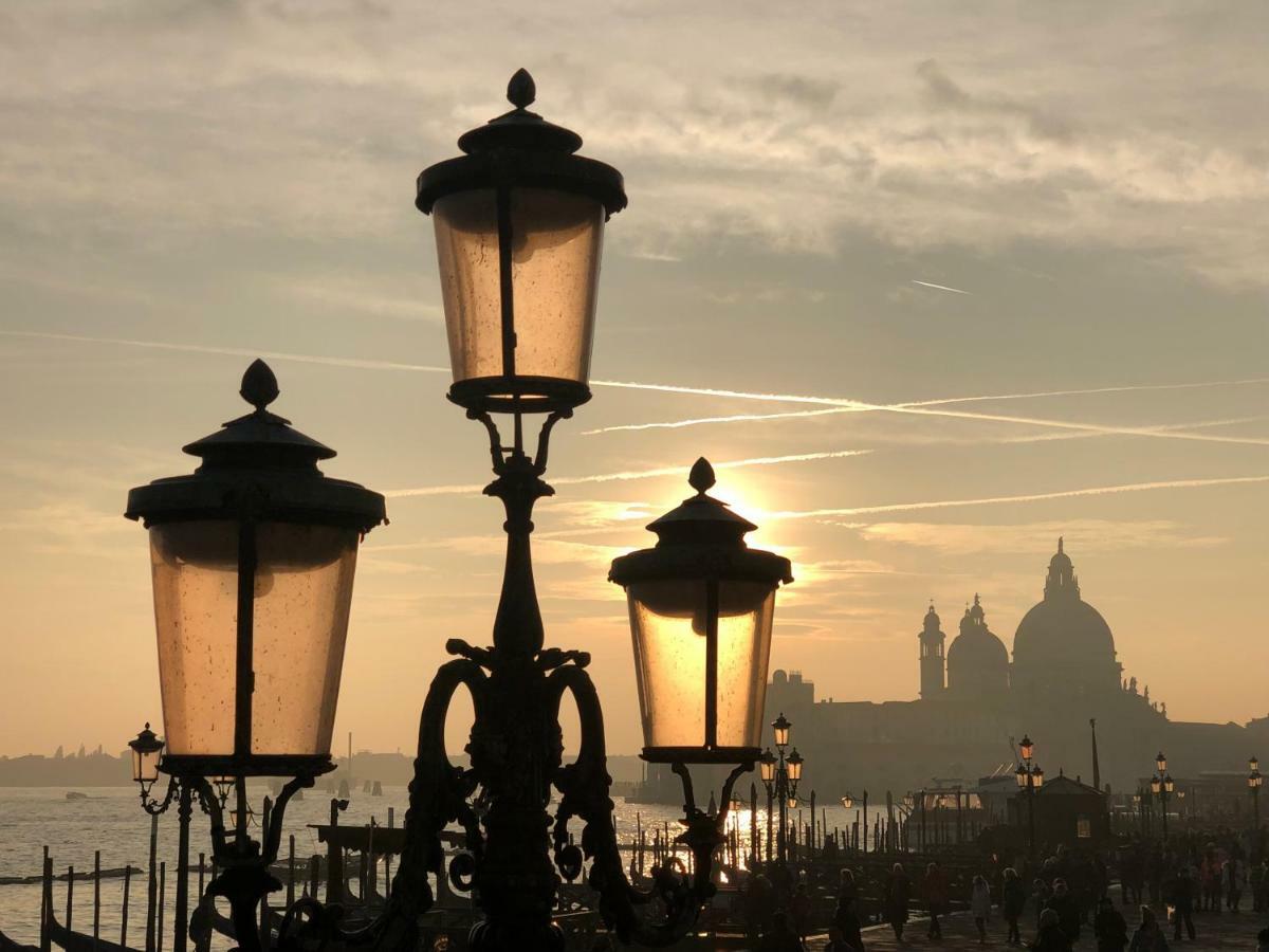 Modern Sunny In Residental Area Venecia